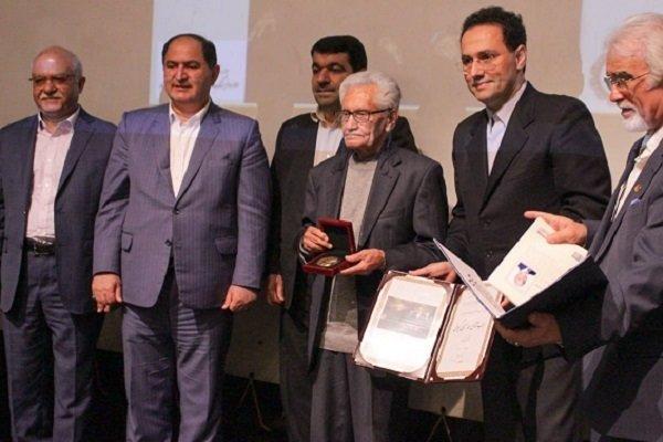 جایزه ادبیفرض پور ماچیانی به استاد احمد سمیعی گیلانی اهدا شد