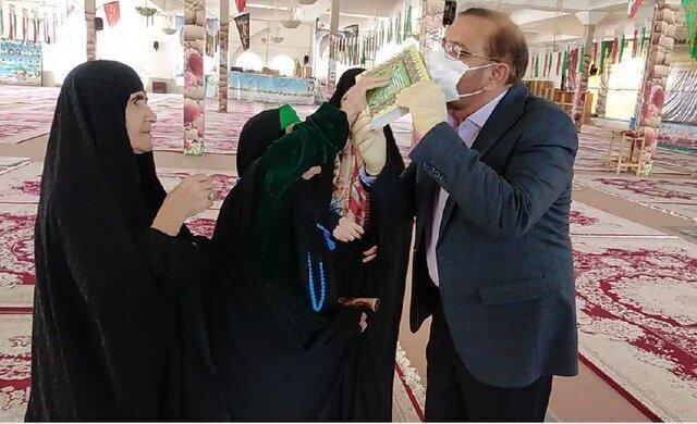 عکس ، منتخب مجلس یازدهم با بدرقه مادر شهید راهی تهران شد