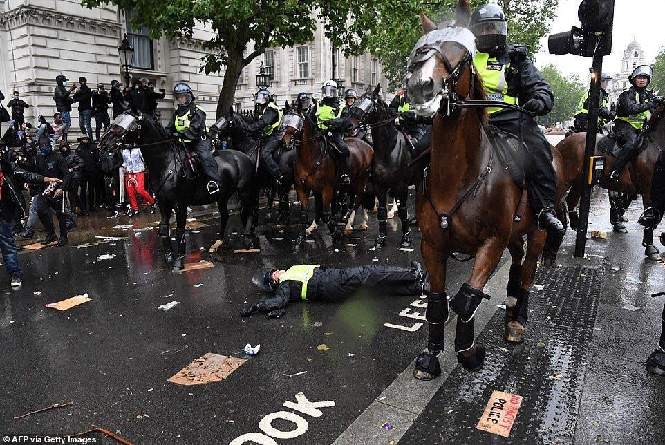 معترضان پلیس اسکاتلندیارد را از اسب پرت کردند؛ اسب فرار کرد!، عکس