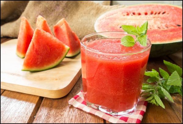 کدام مواد غذایی از کم آبی بدن جلوگیری می نمایند؟